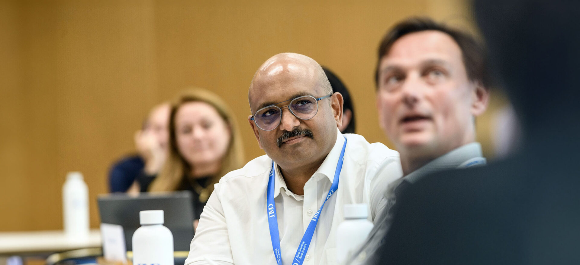 20231207-GlobalPages-ExecutiveEducation-TopBanner-BlueFilter-Tablet-2400×1100 - IMD Business School